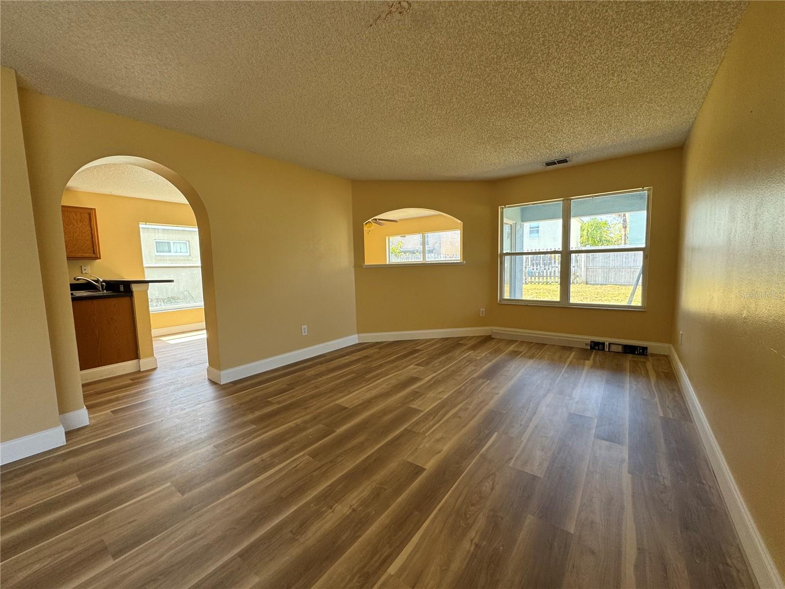 Image 9 of 42 For 1560 Tiverton Boulevard