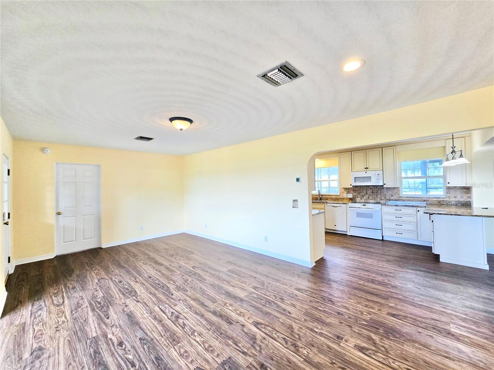 Image 11 of 56 For 2037 Lakeshore Drive