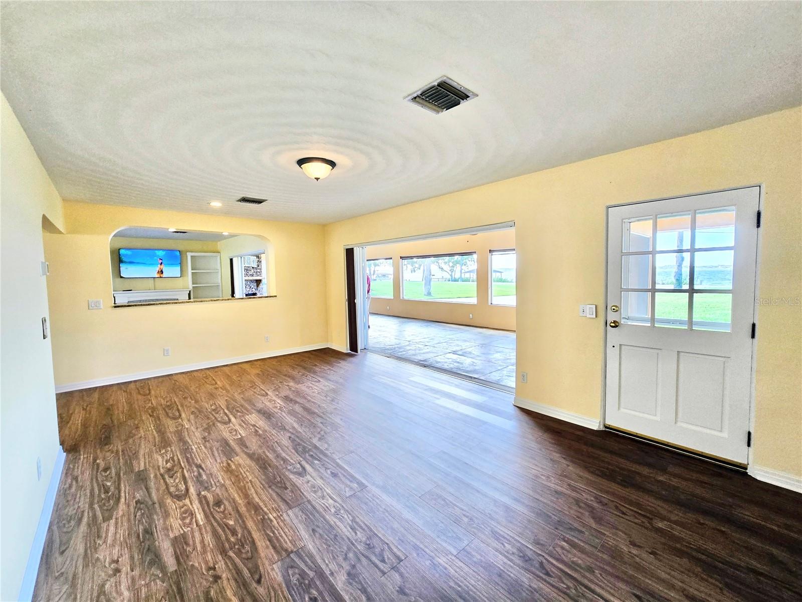 Image 13 of 56 For 2037 Lakeshore Drive
