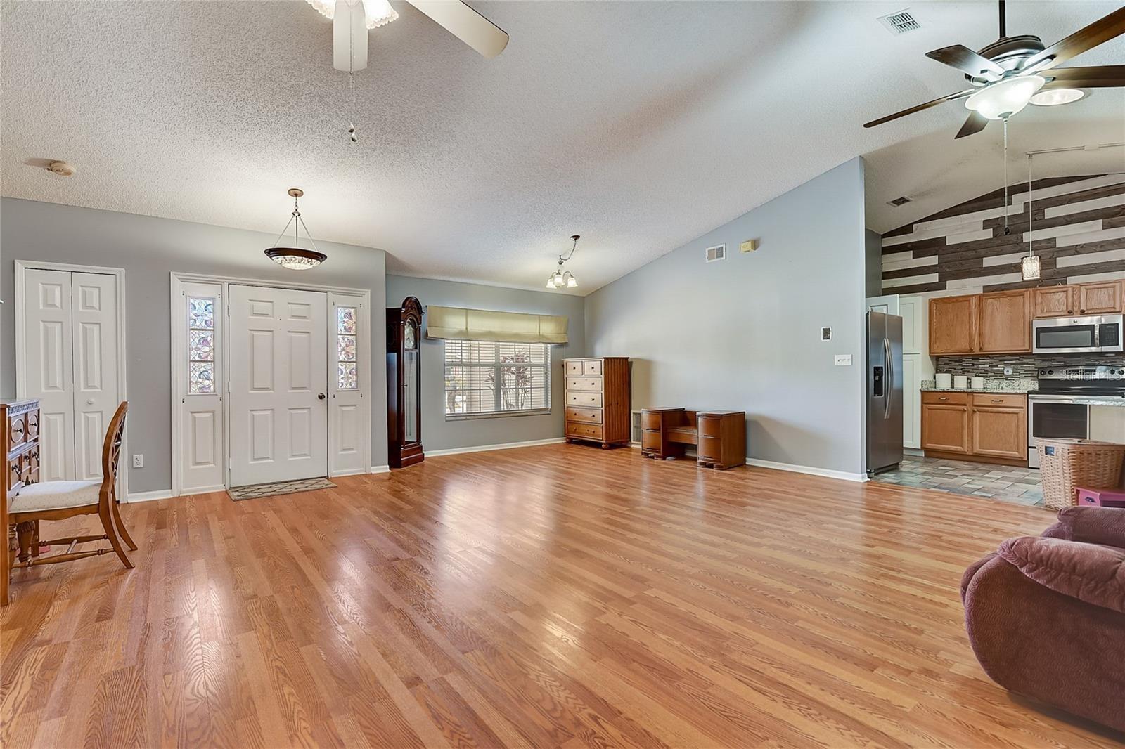 Image 4 of 38 For 25273 Lost Oak Circle