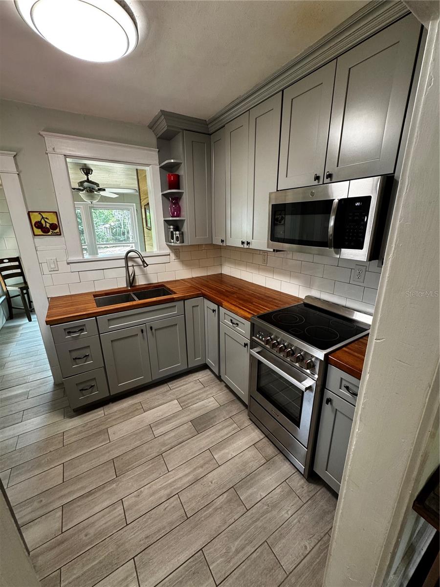 Image 12 of 18 For 320 Rhodes Street