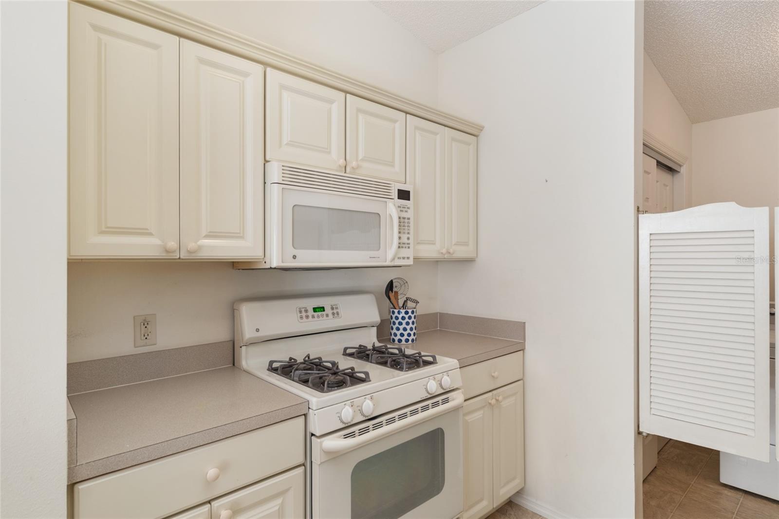 Image 18 of 37 For 992 Pinewood Place