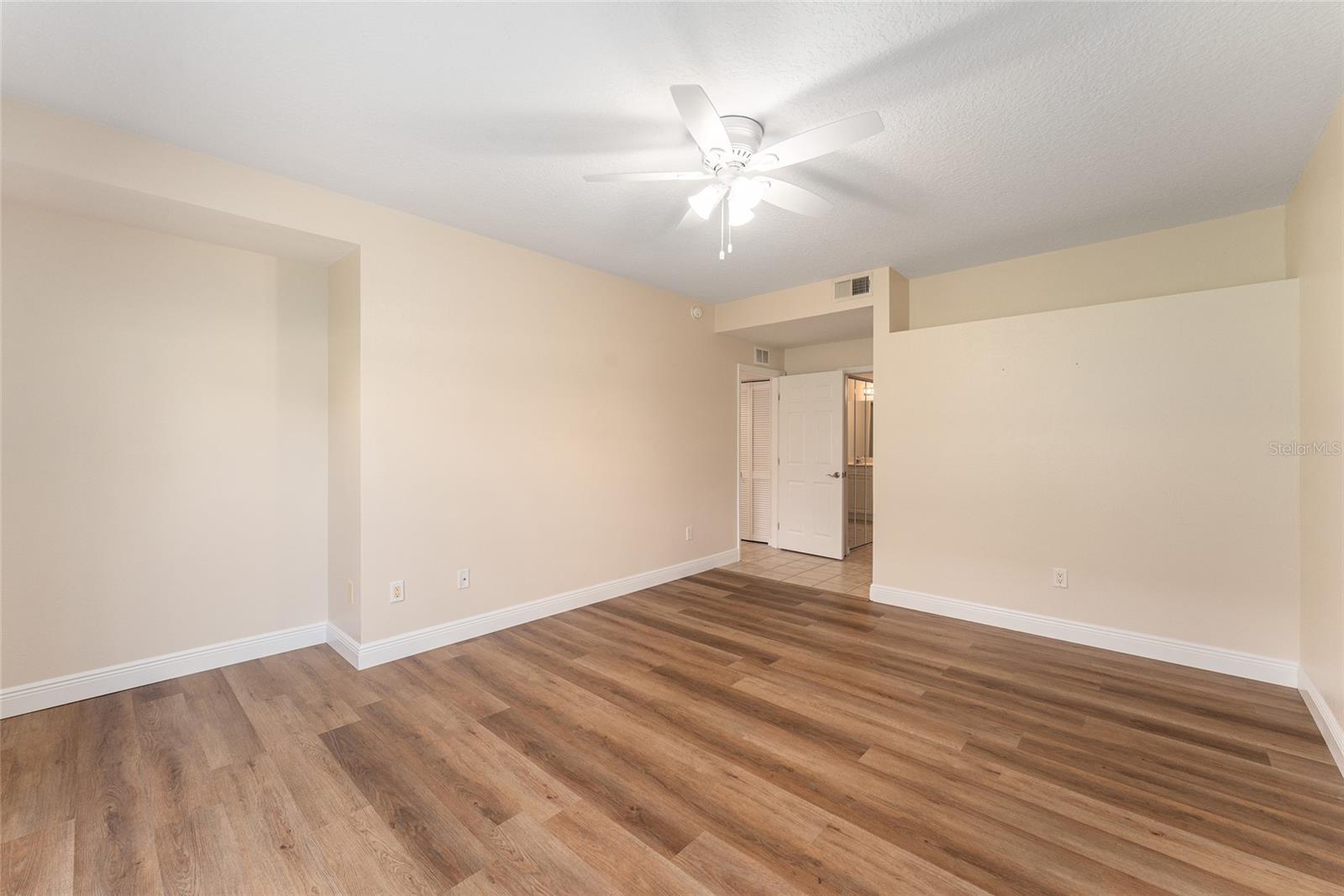 Image 22 of 37 For 5340 Edgewater Way 1