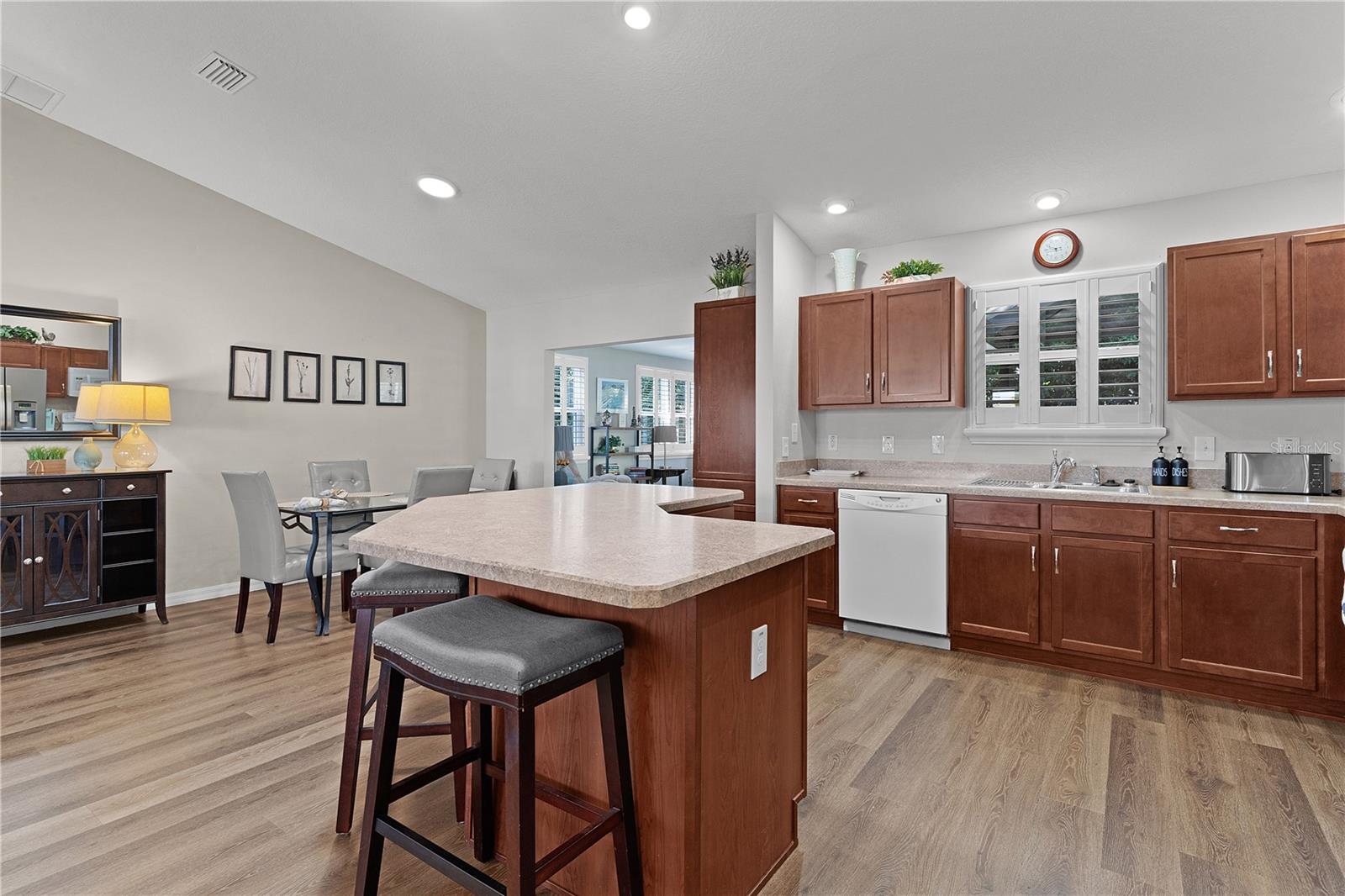 Listing photo id 7 for 2482 Ansley Path