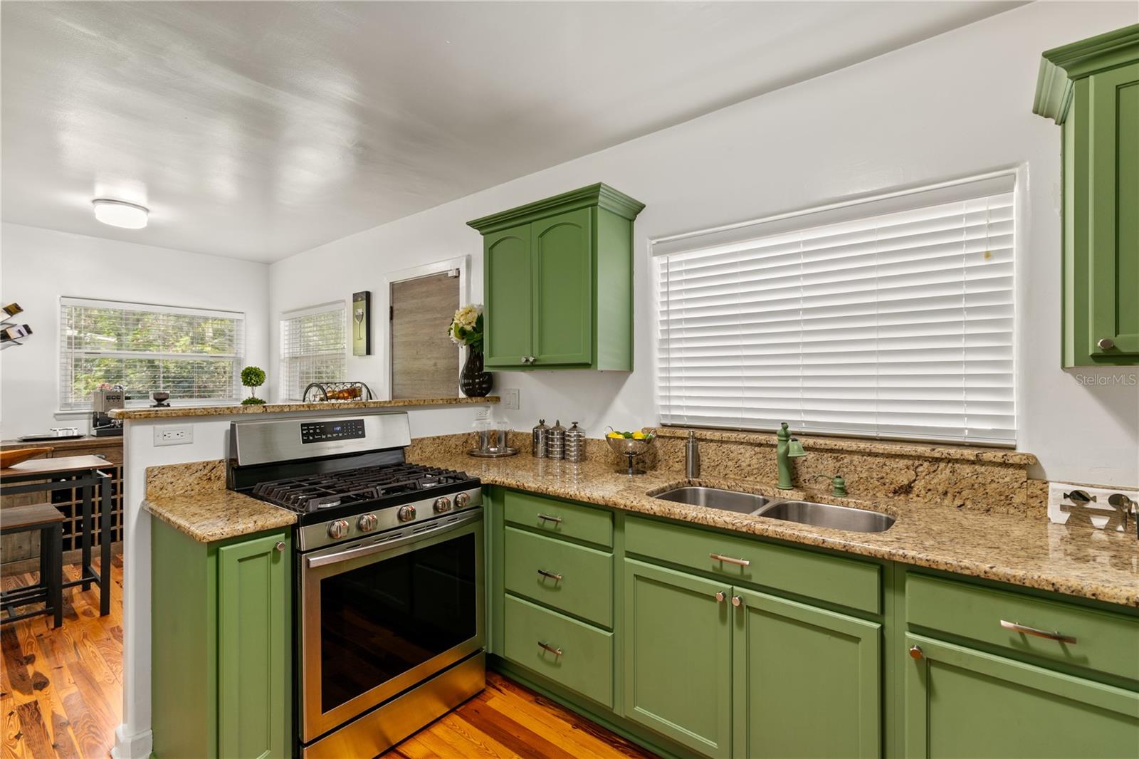 Image 16 of 75 For 306 Clayton Street