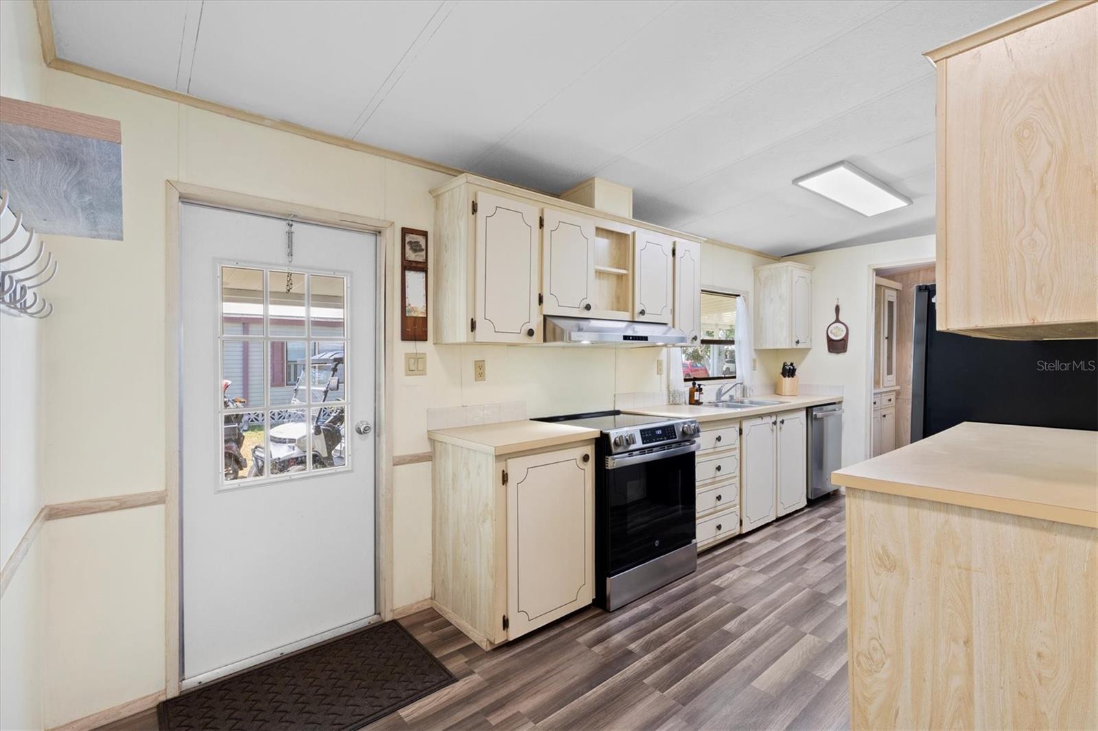 Image 15 of 32 For 104 Winterberry Avenue