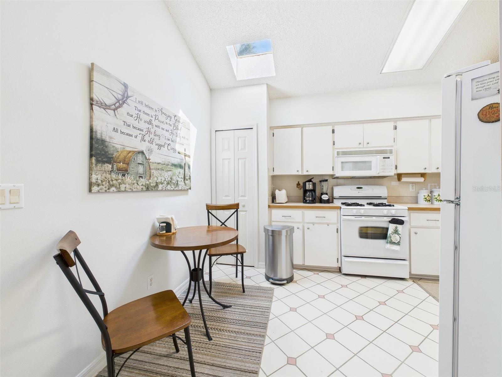 Image 4 of 31 For 21707 Queen Mary Court