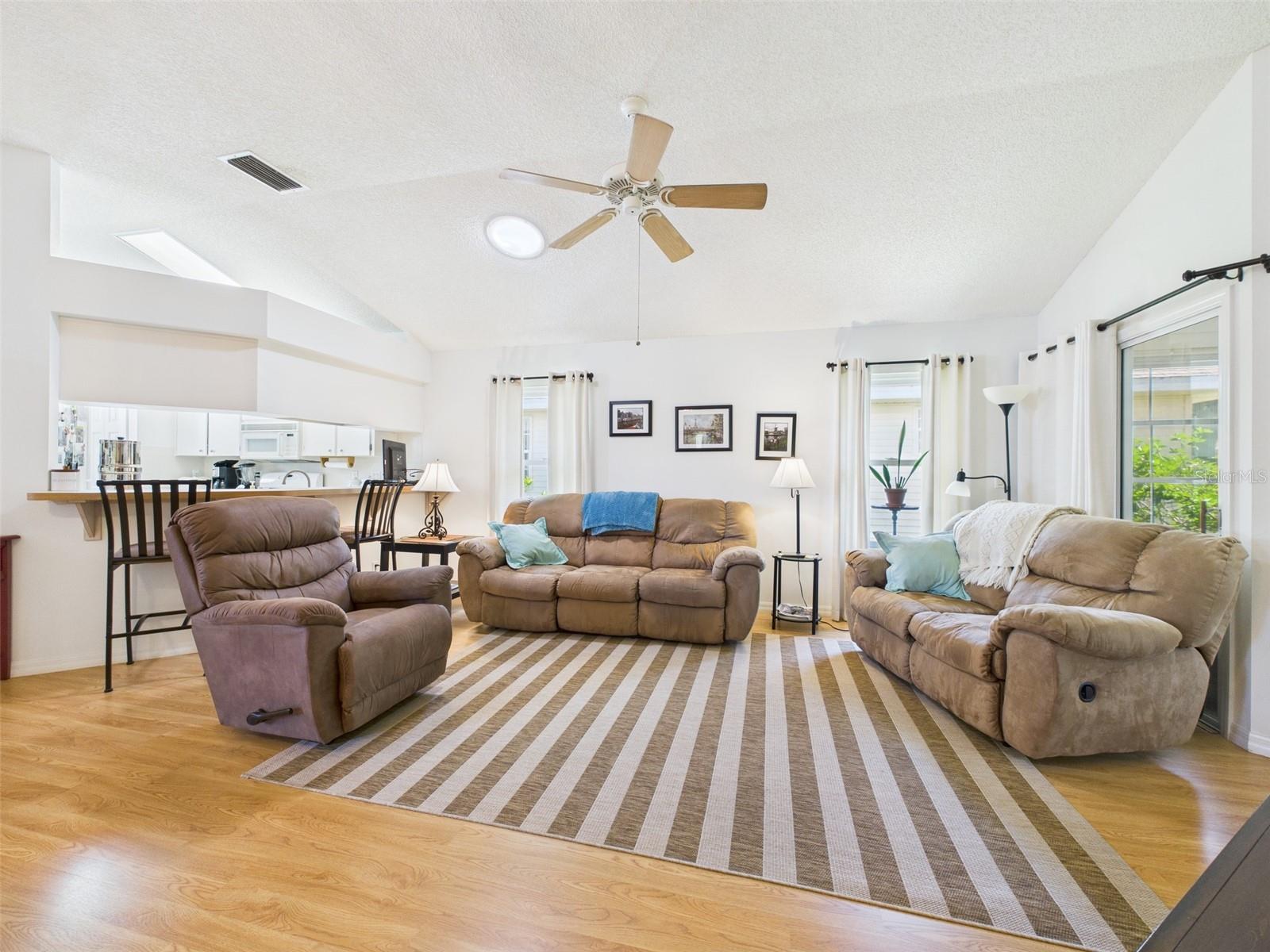 Image 8 of 31 For 21707 Queen Mary Court