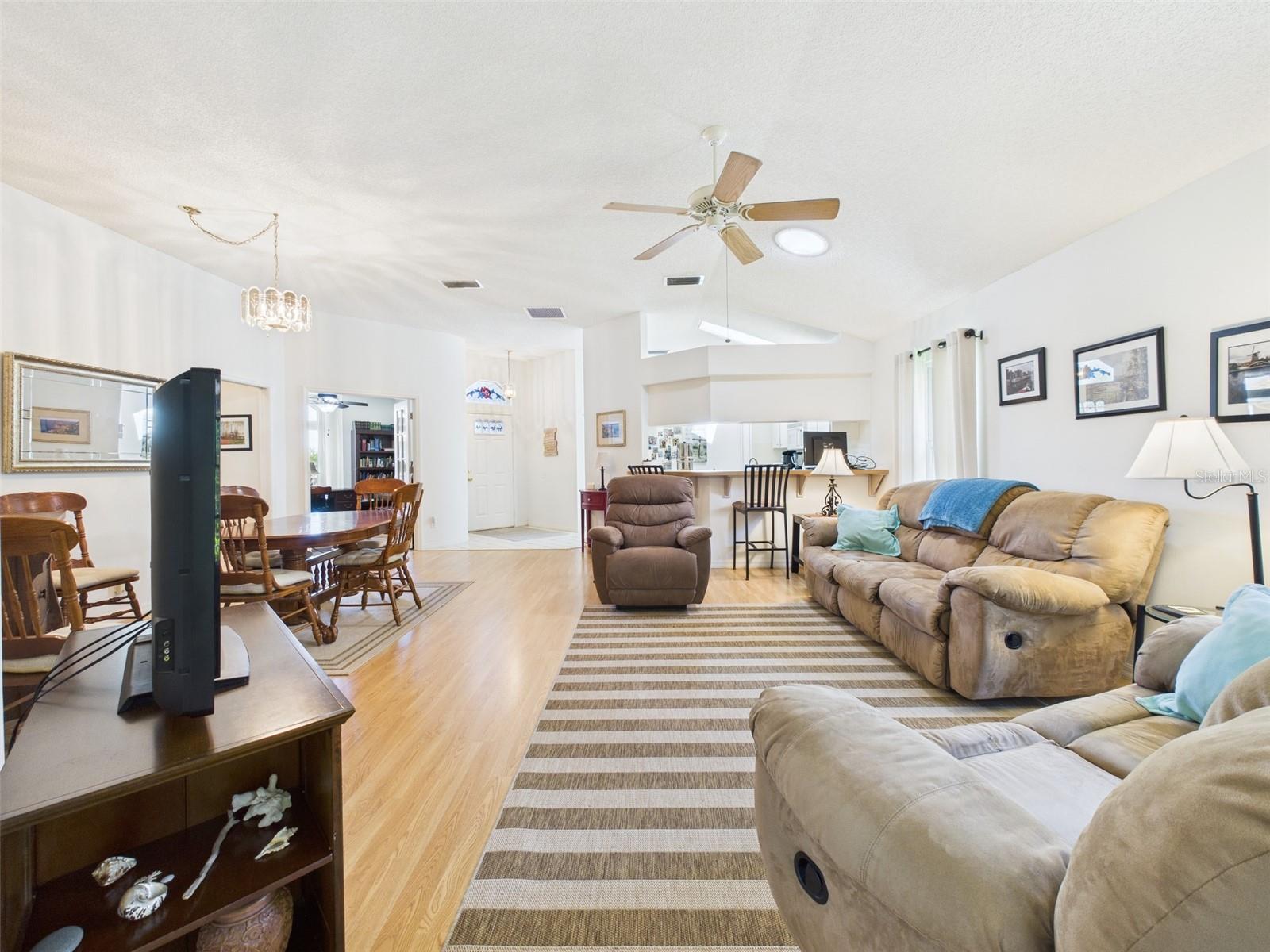 Image 9 of 31 For 21707 Queen Mary Court
