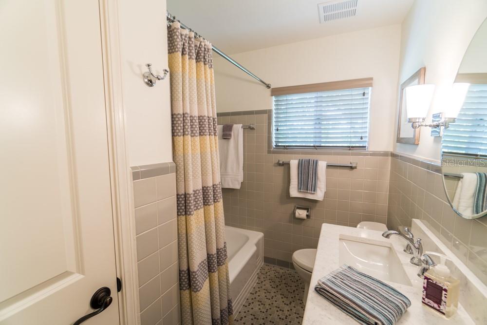Image 12 of 18 For 1426 Crestview Drive