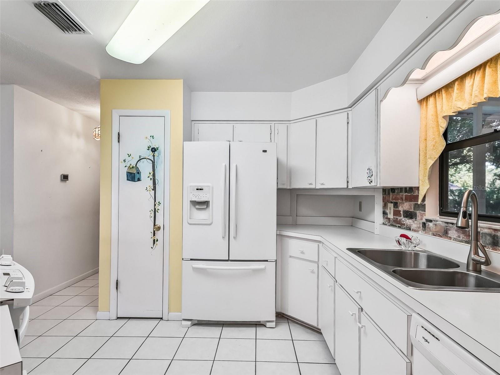 Image 14 of 52 For 2401 Greenlaw Court