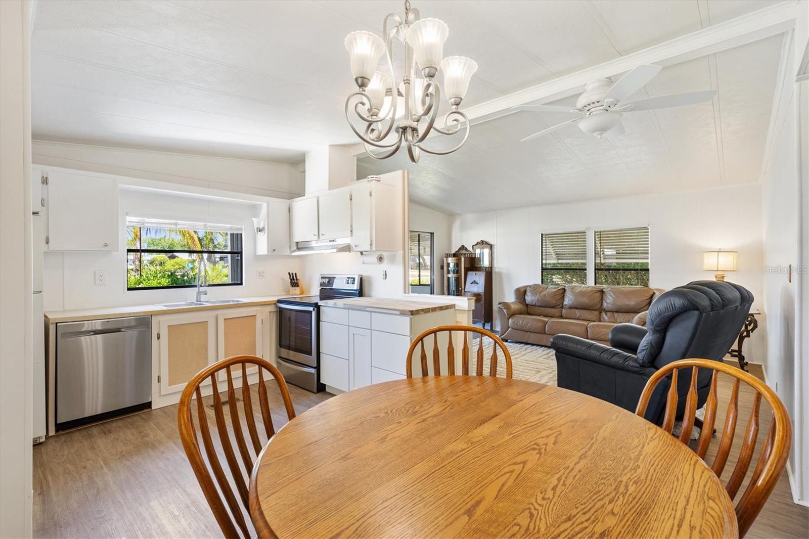 Image 11 of 28 For 106 Oak Boulevard