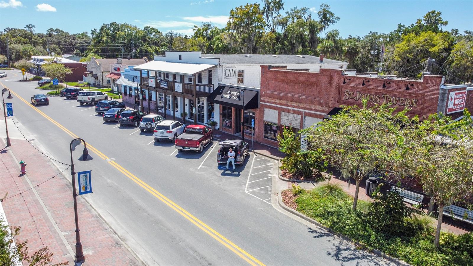 Listing photo id 12 for 1273 Newbury Street