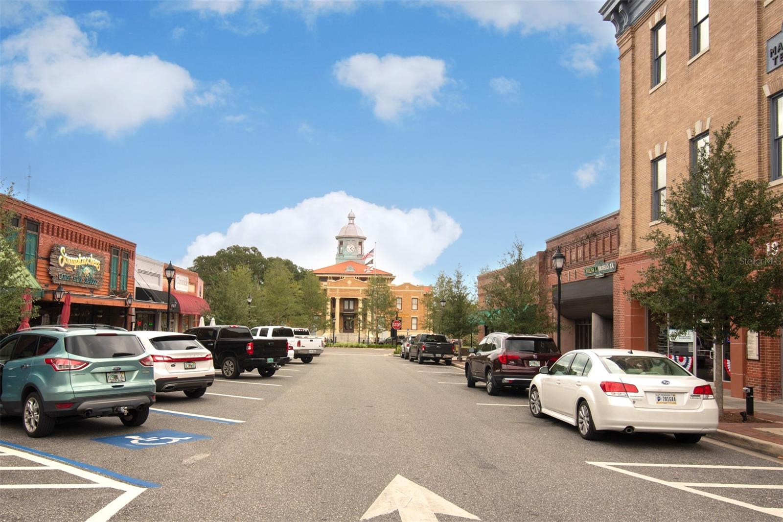 Listing photo id 17 for 1273 Newbury Street