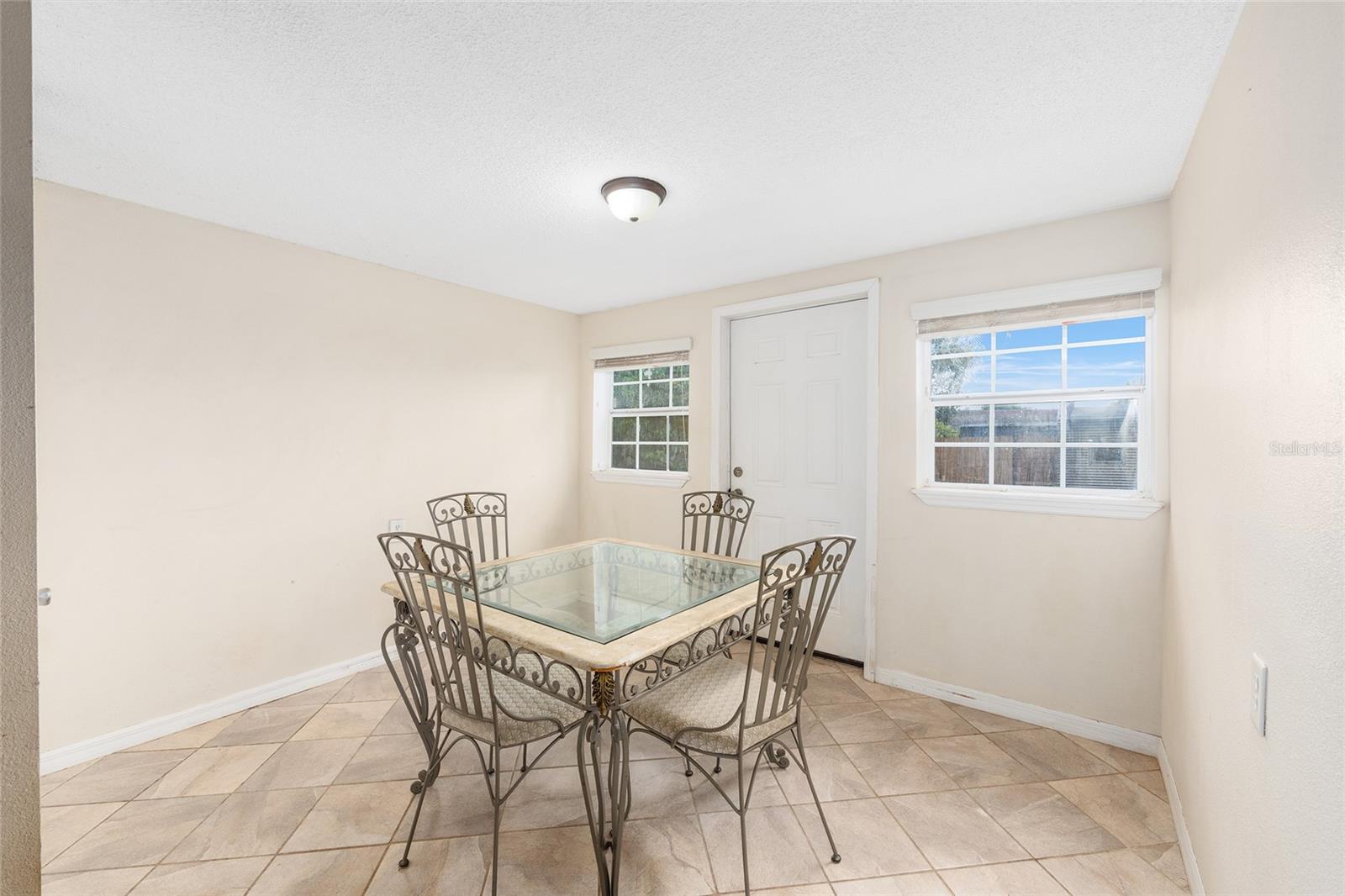 Image 11 of 38 For 822 Honey Way
