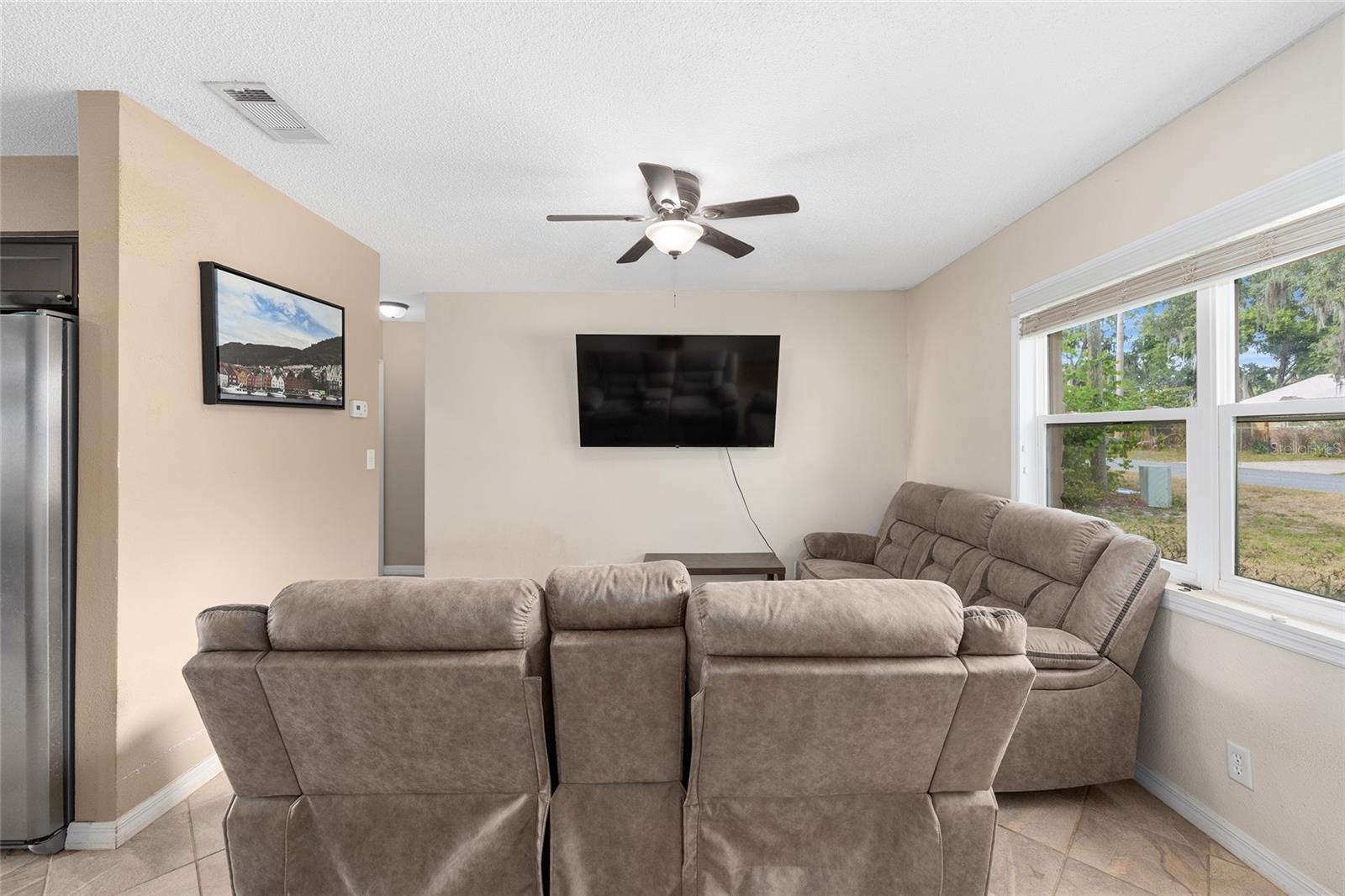 Image 4 of 38 For 822 Honey Way