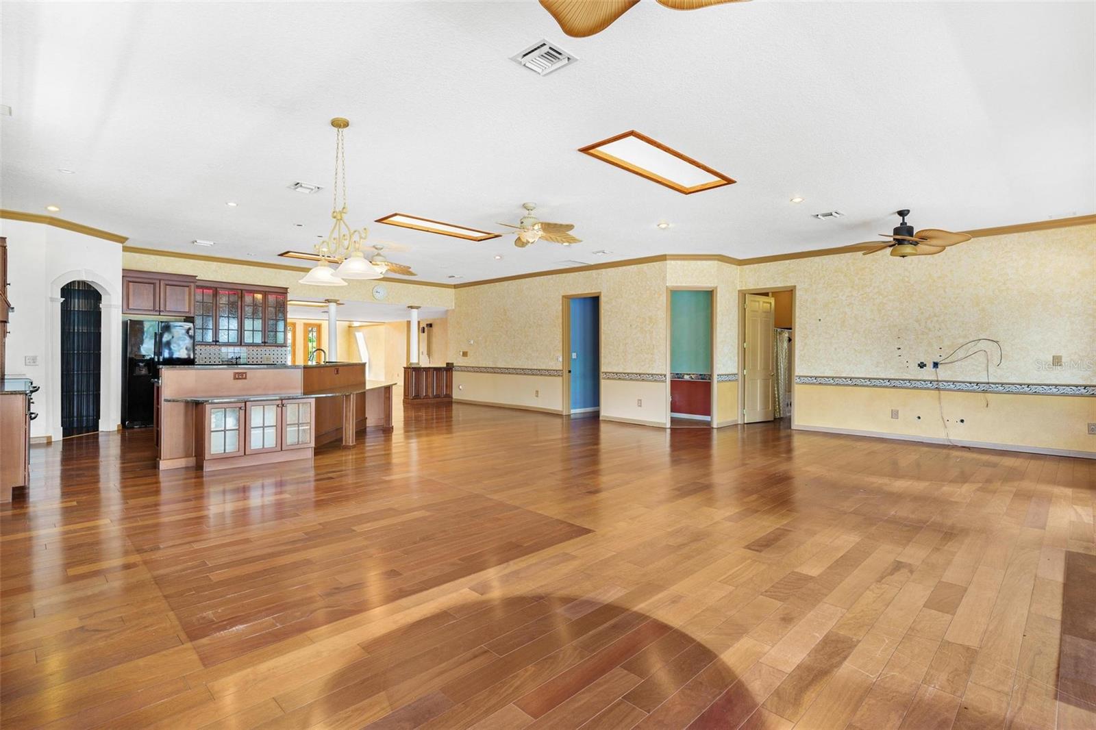 Image 14 of 71 For 2400 Griffin Drive