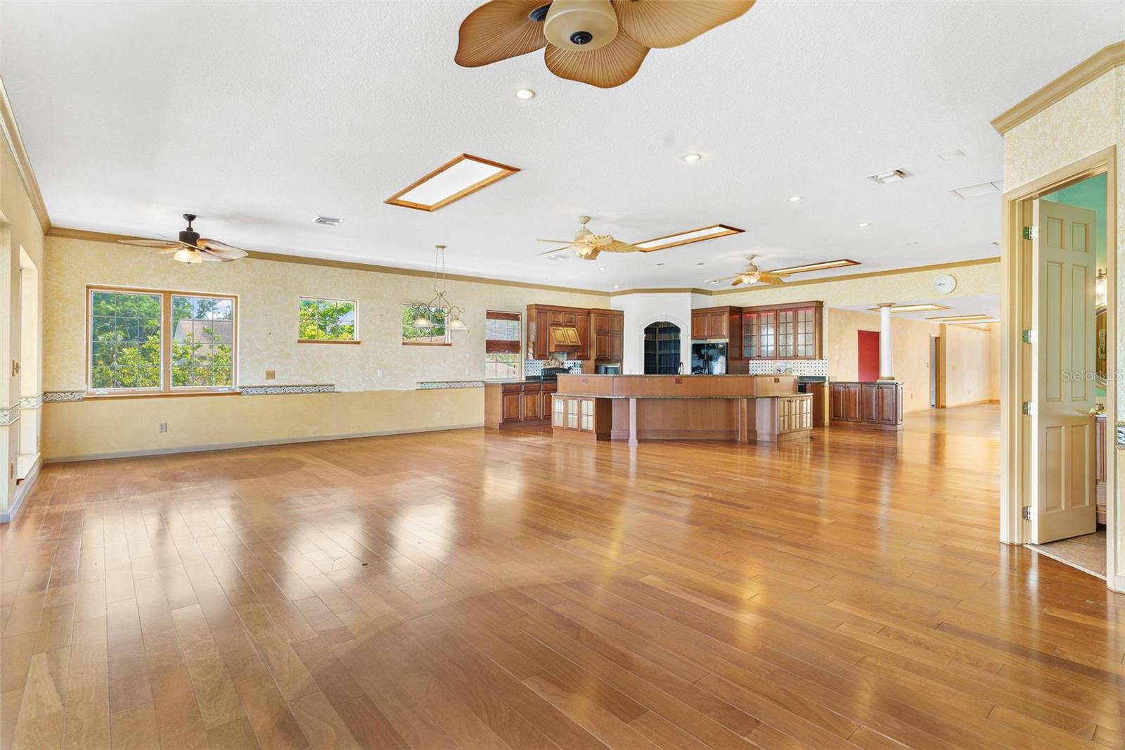Image 15 of 71 For 2400 Griffin Drive