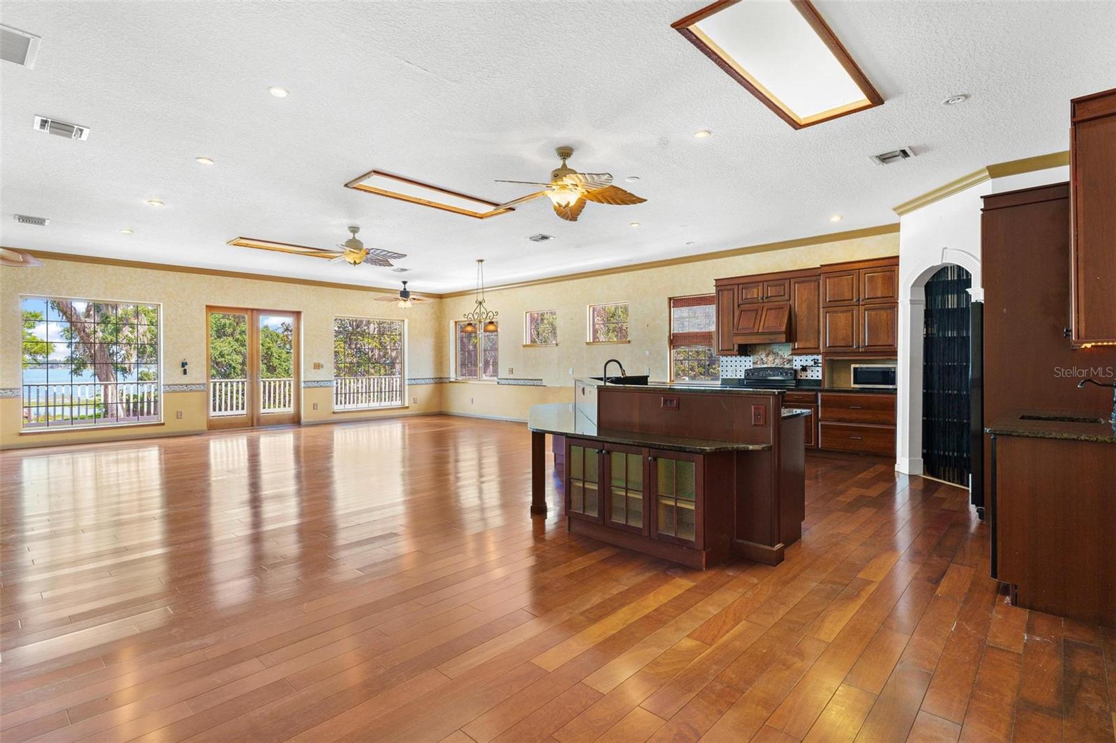 Image 17 of 71 For 2400 Griffin Drive