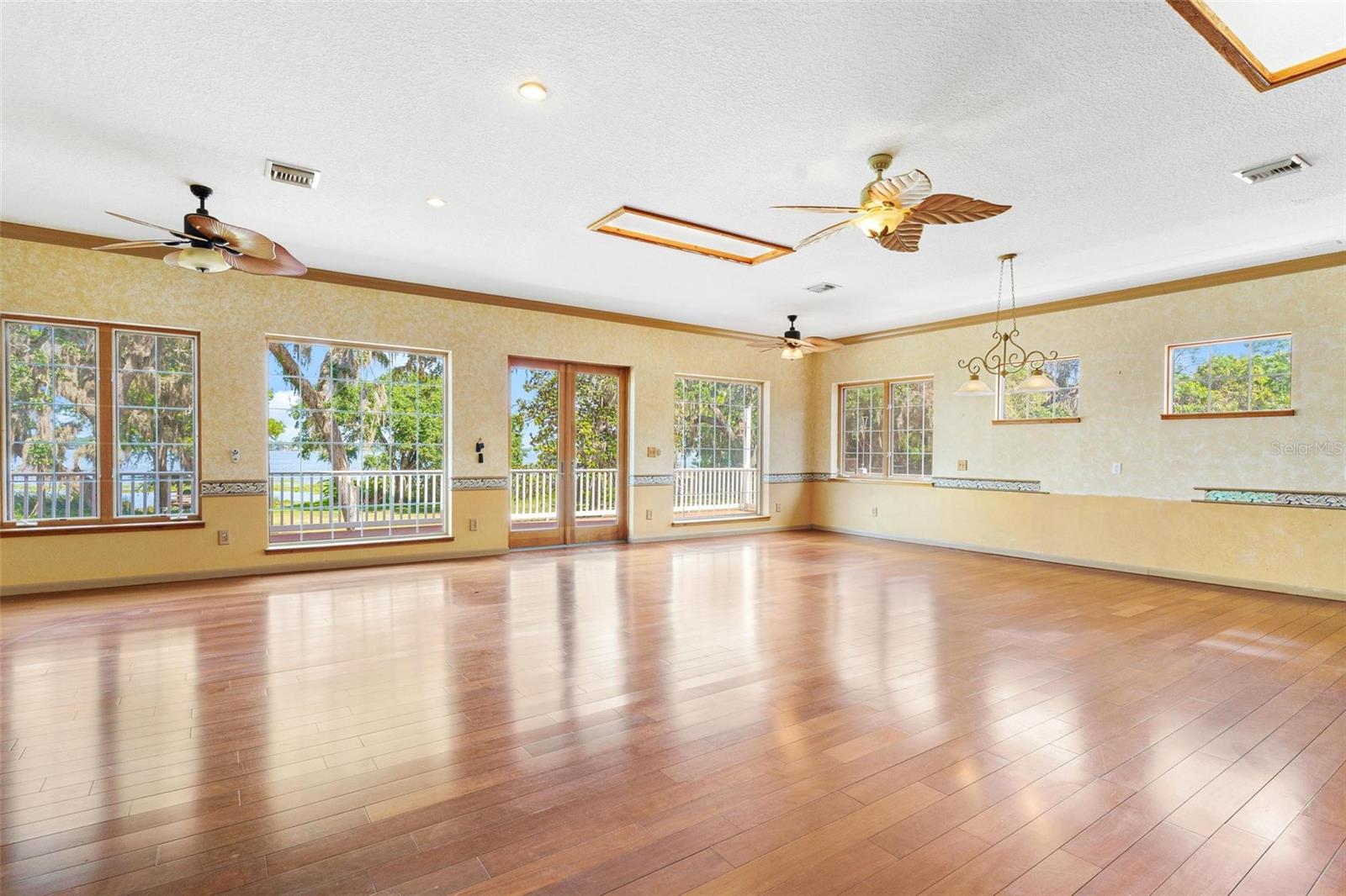 Image 27 of 71 For 2400 Griffin Drive