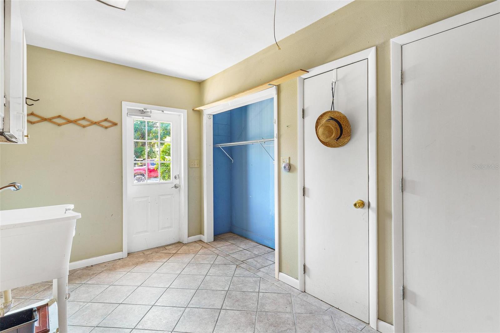 Image 46 of 71 For 2400 Griffin Drive