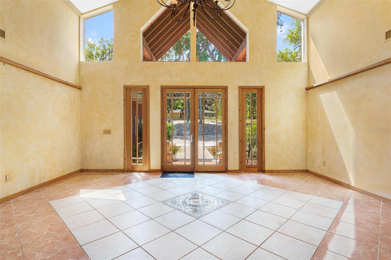 Image 7 of 71 For 2400 Griffin Drive