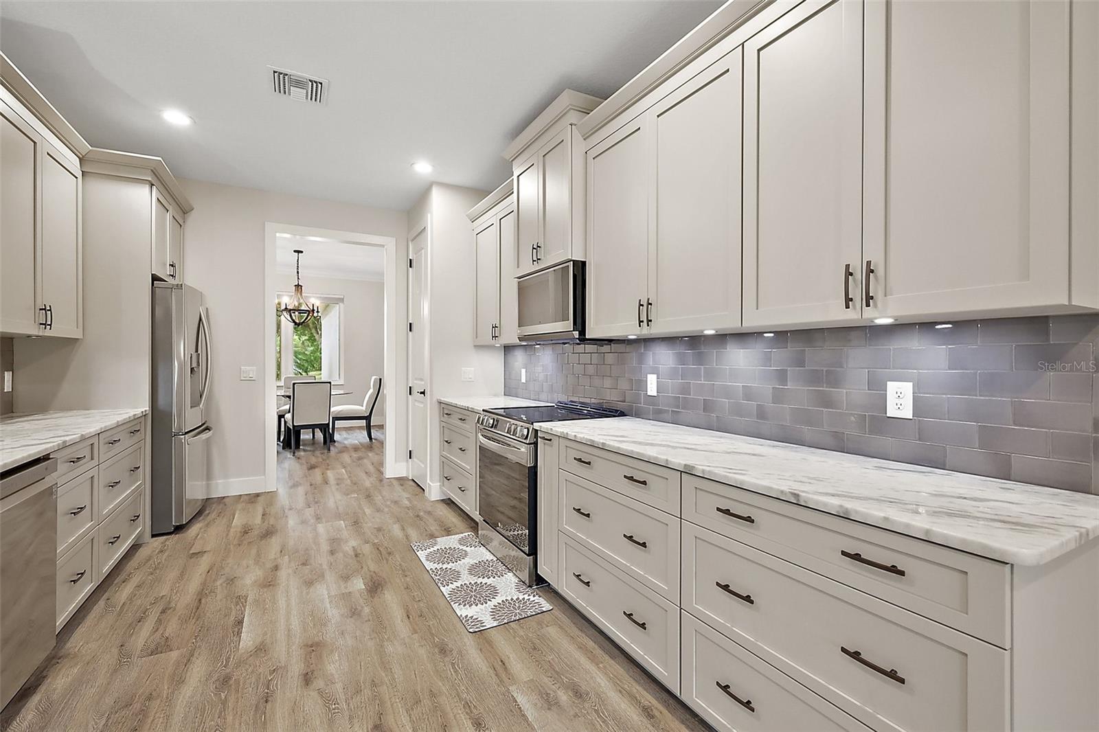Image 18 of 47 For 562 Dowling Circle
