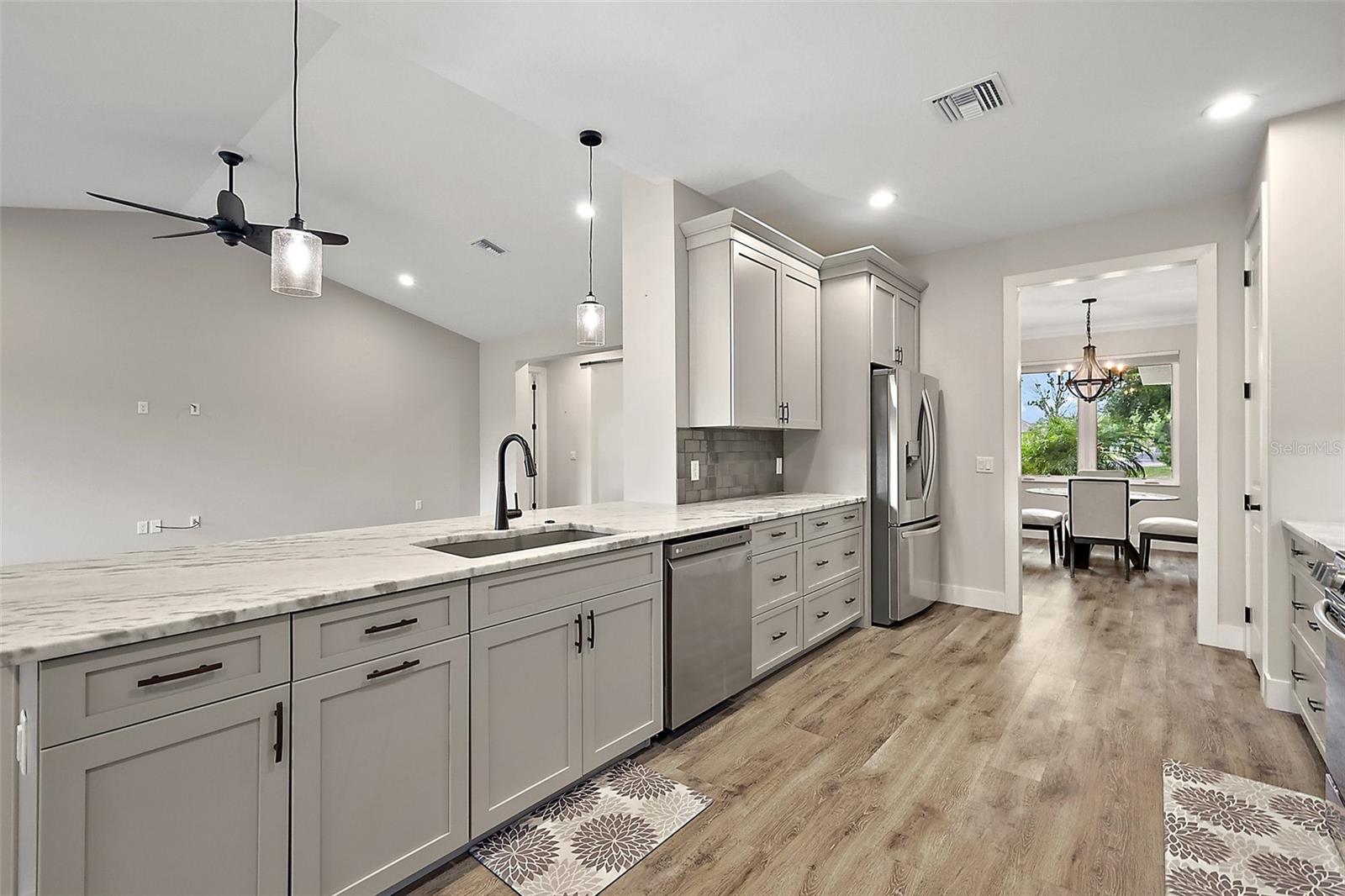 Image 19 of 47 For 562 Dowling Circle