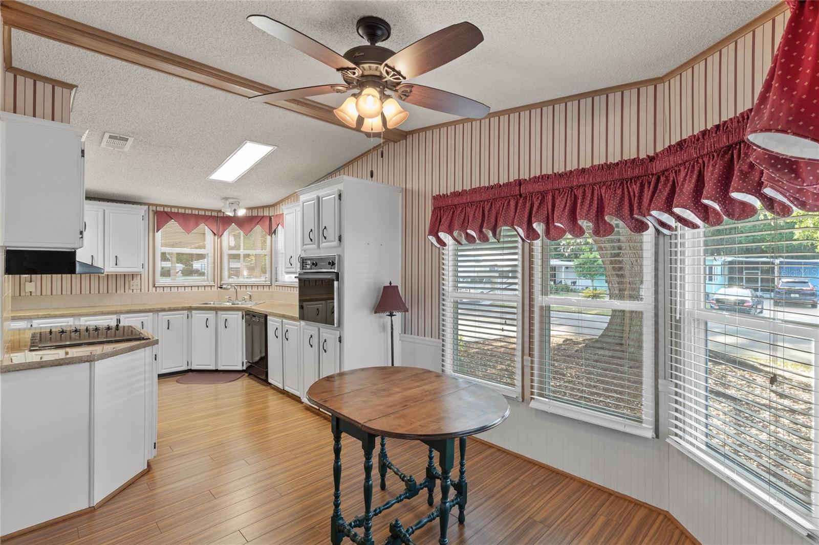 Image 16 of 30 For 807 Oak Boulevard
