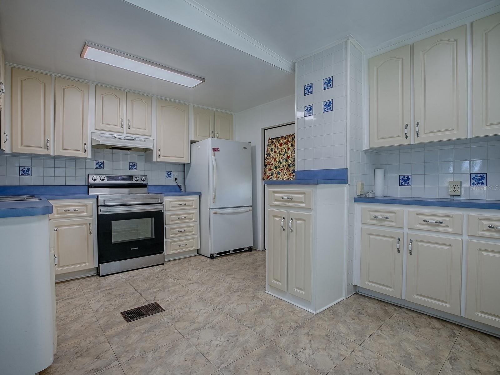 Image 7 of 28 For 8395 Cr 747  