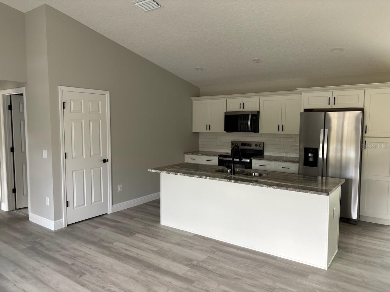 Listing photo id 9 for 10185 Halsey Way