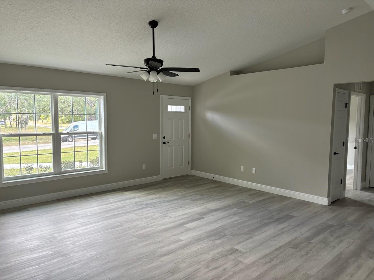 Listing photo id 7 for 10185 Halsey Way