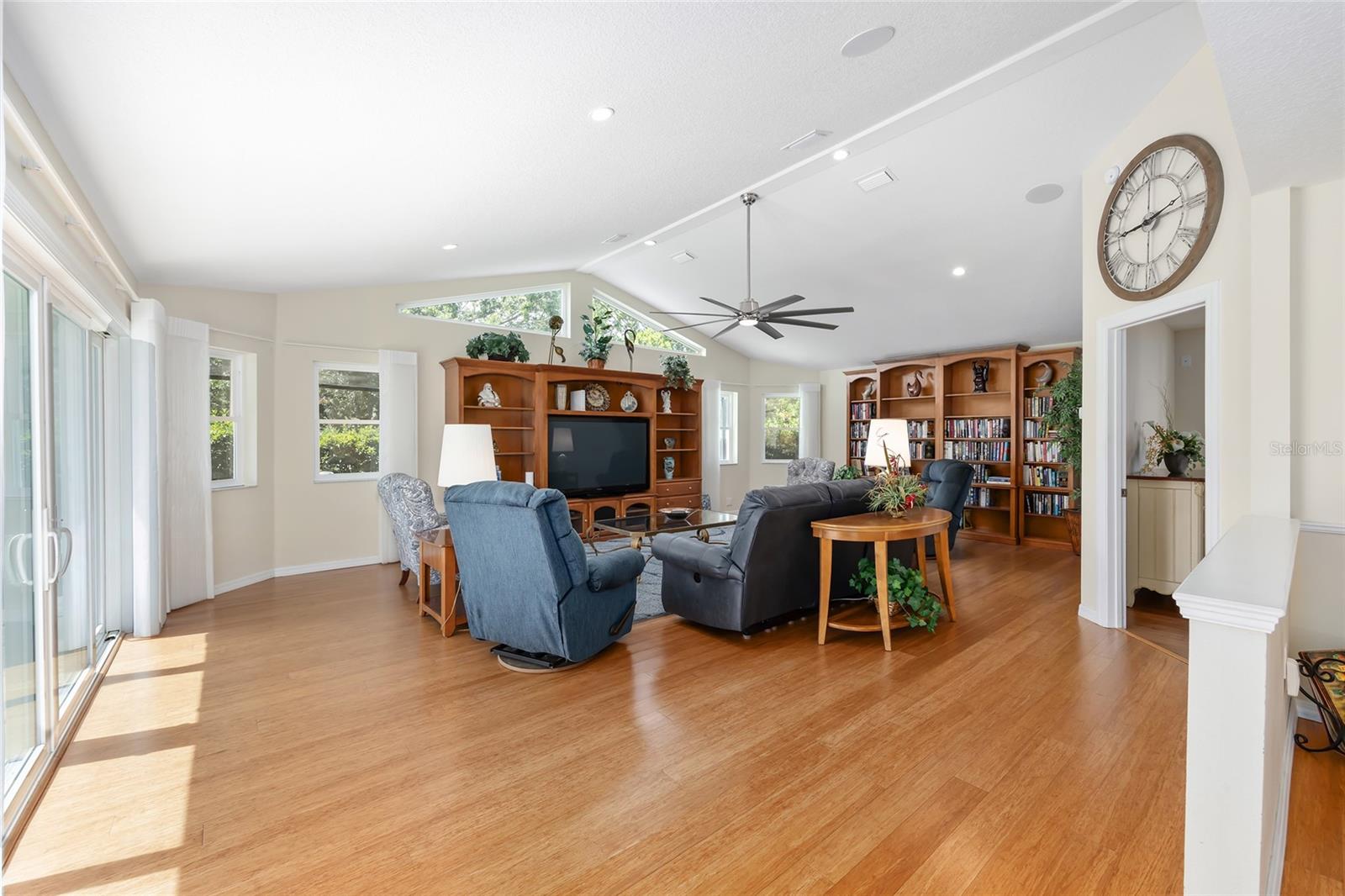 Image 16 of 47 For 923 Oleander Street
