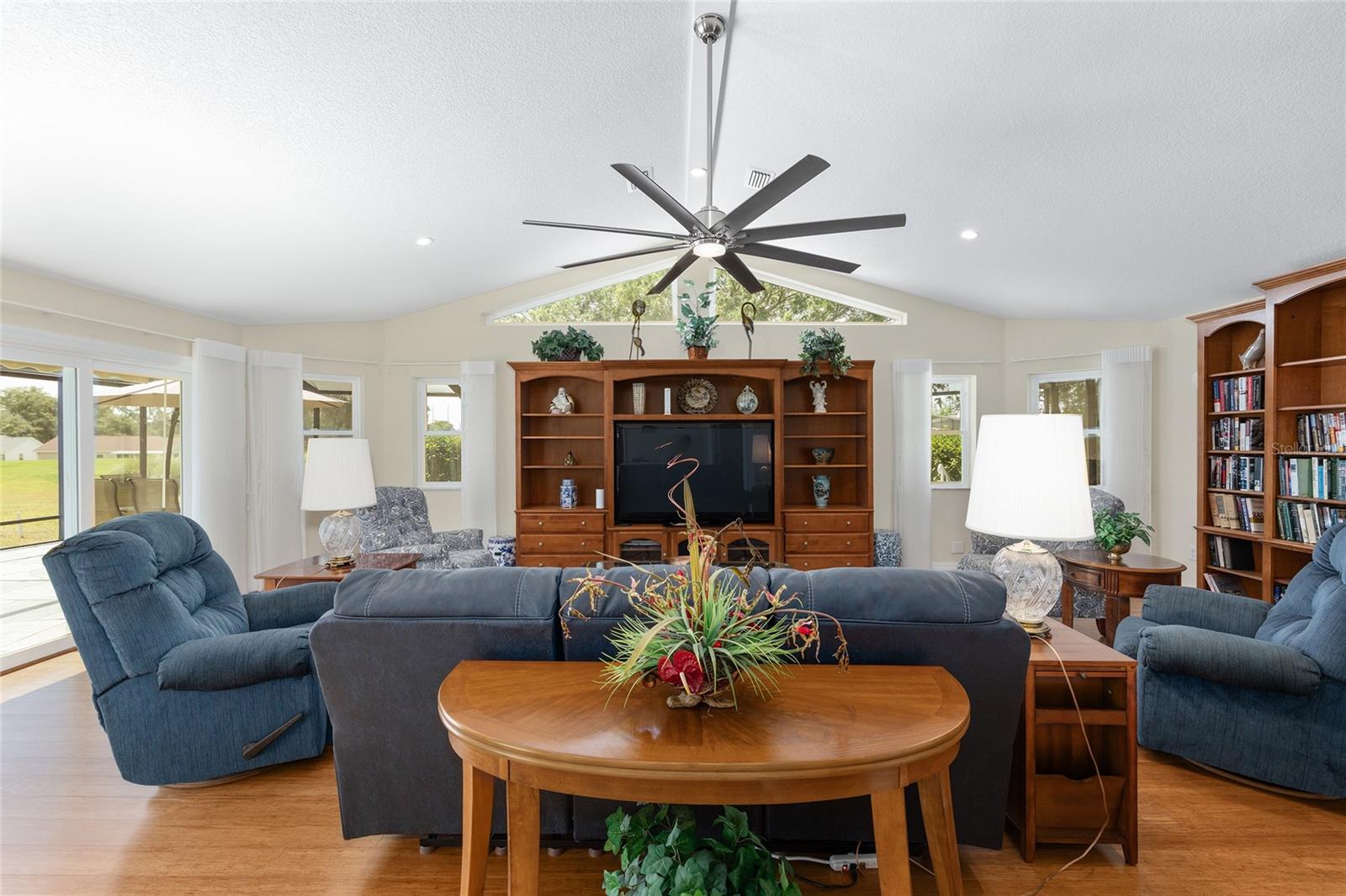 Image 17 of 47 For 923 Oleander Street