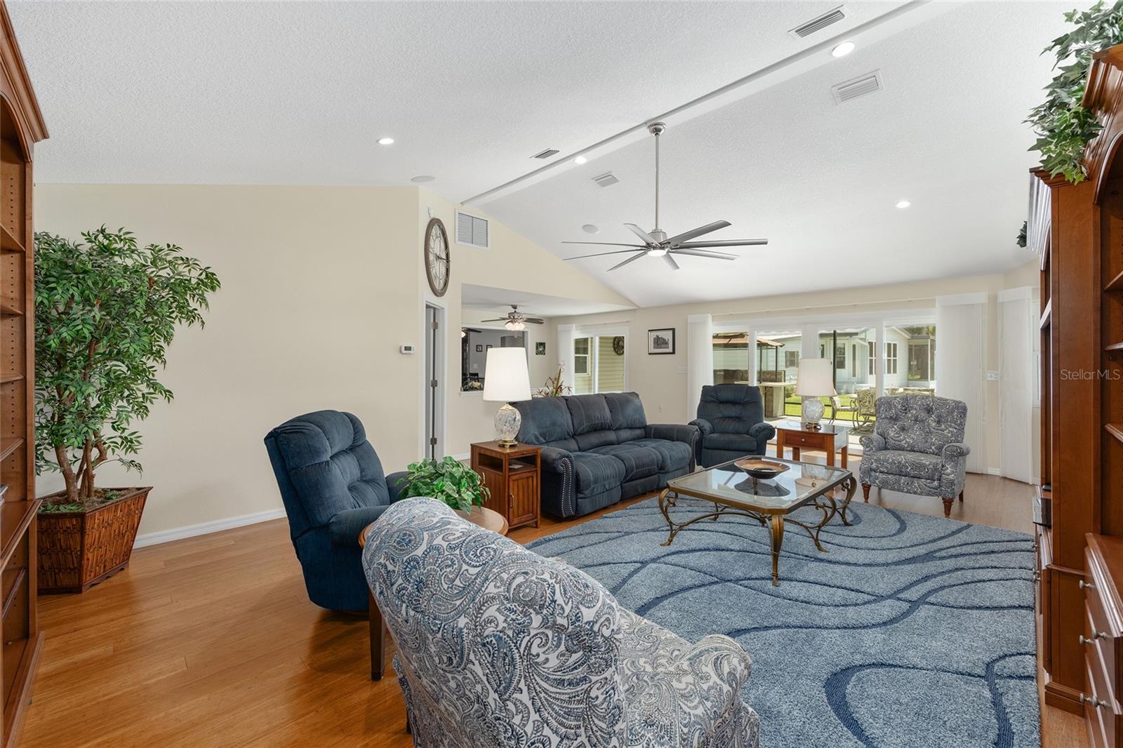 Image 18 of 47 For 923 Oleander Street