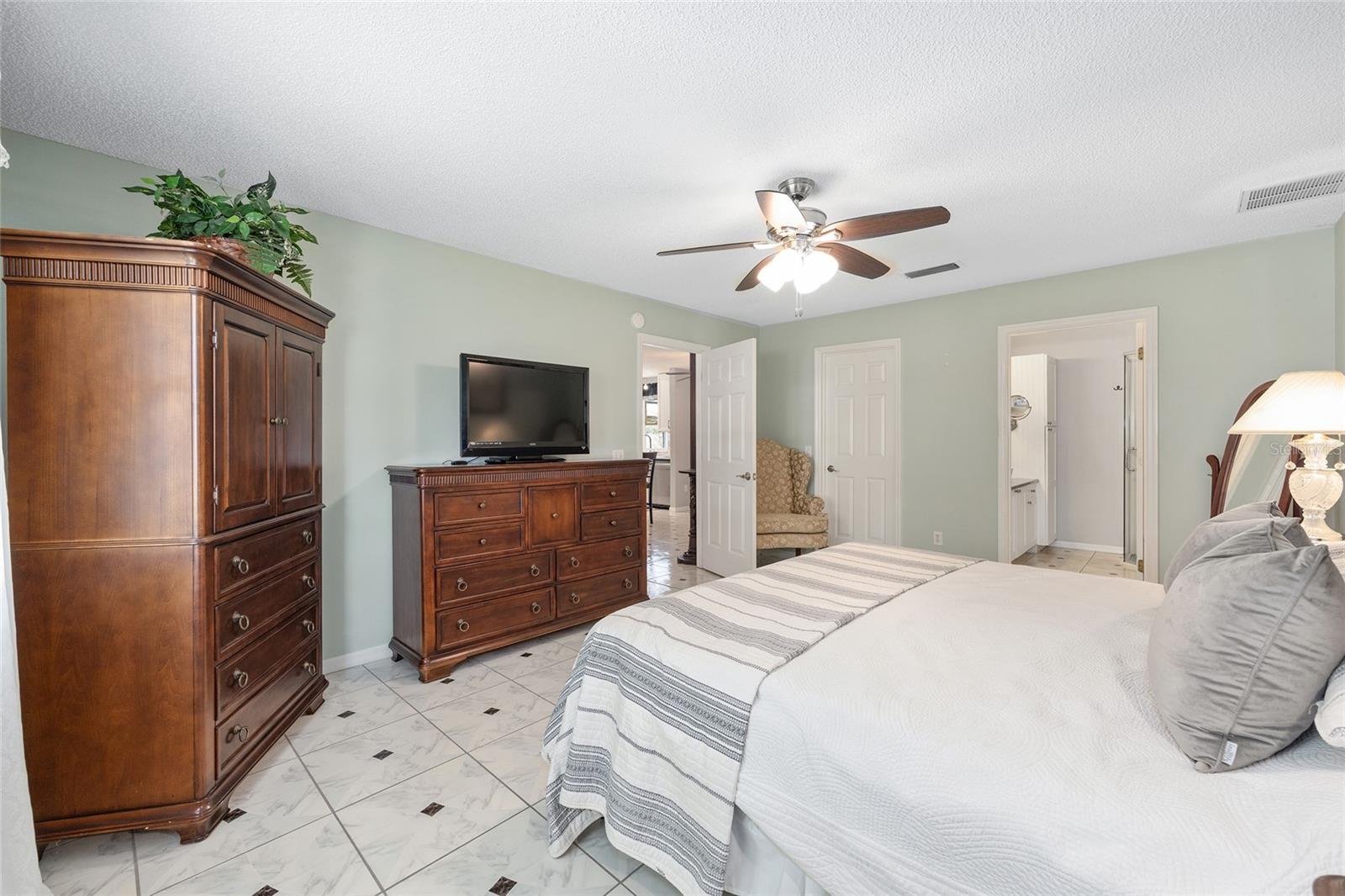 Image 23 of 47 For 923 Oleander Street