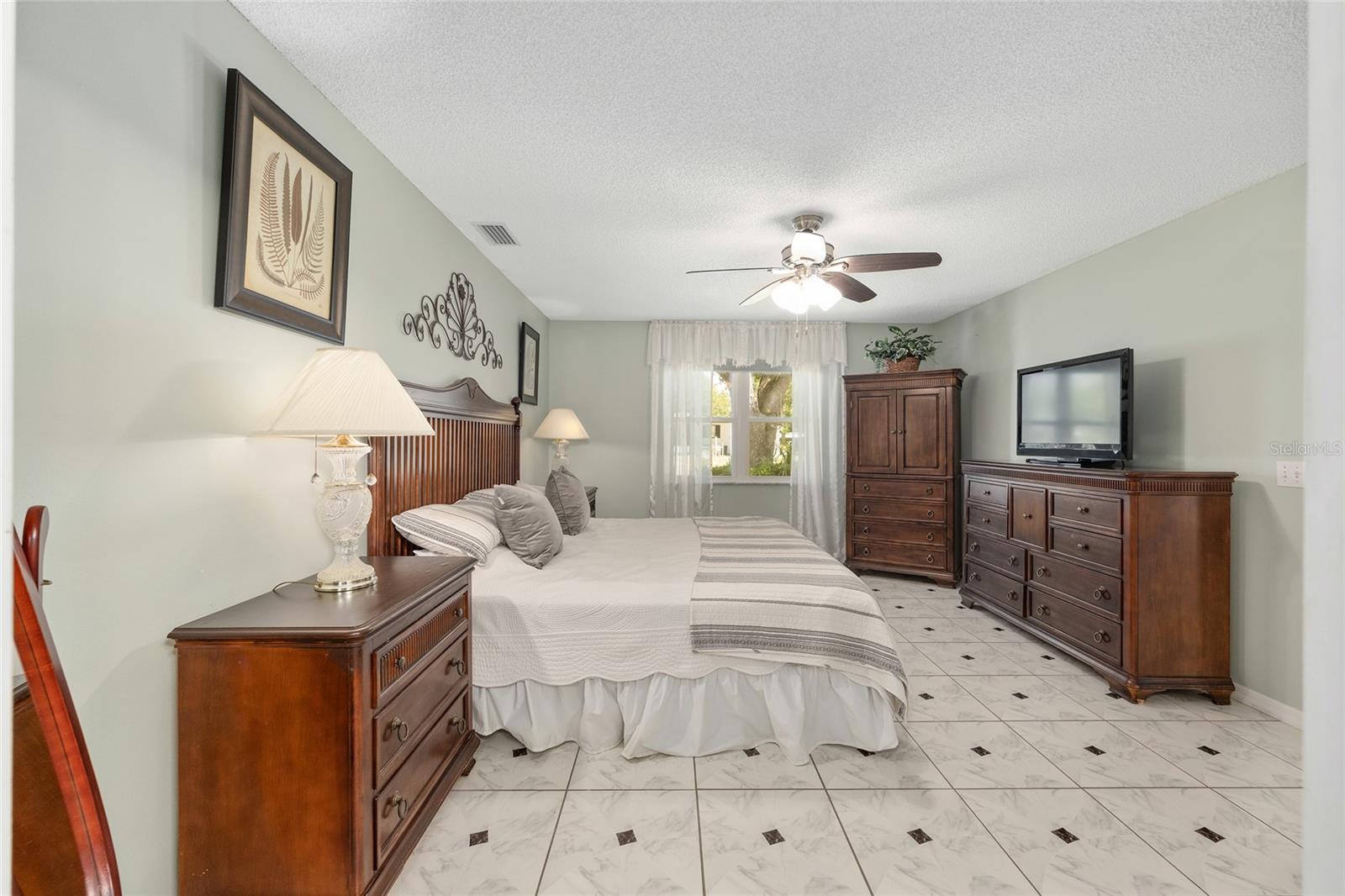 Image 24 of 47 For 923 Oleander Street