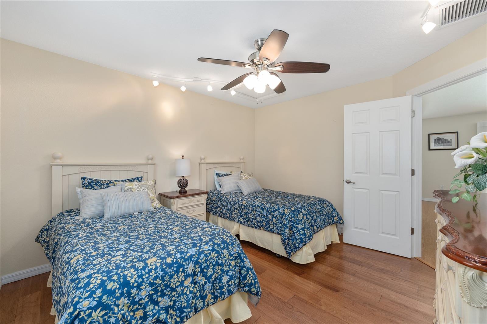 Image 33 of 47 For 923 Oleander Street