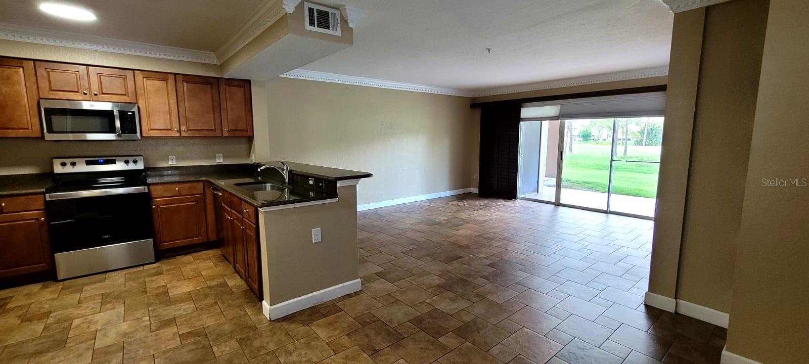 Image 6 of 23 For 14049 Fairway Island Drive 118