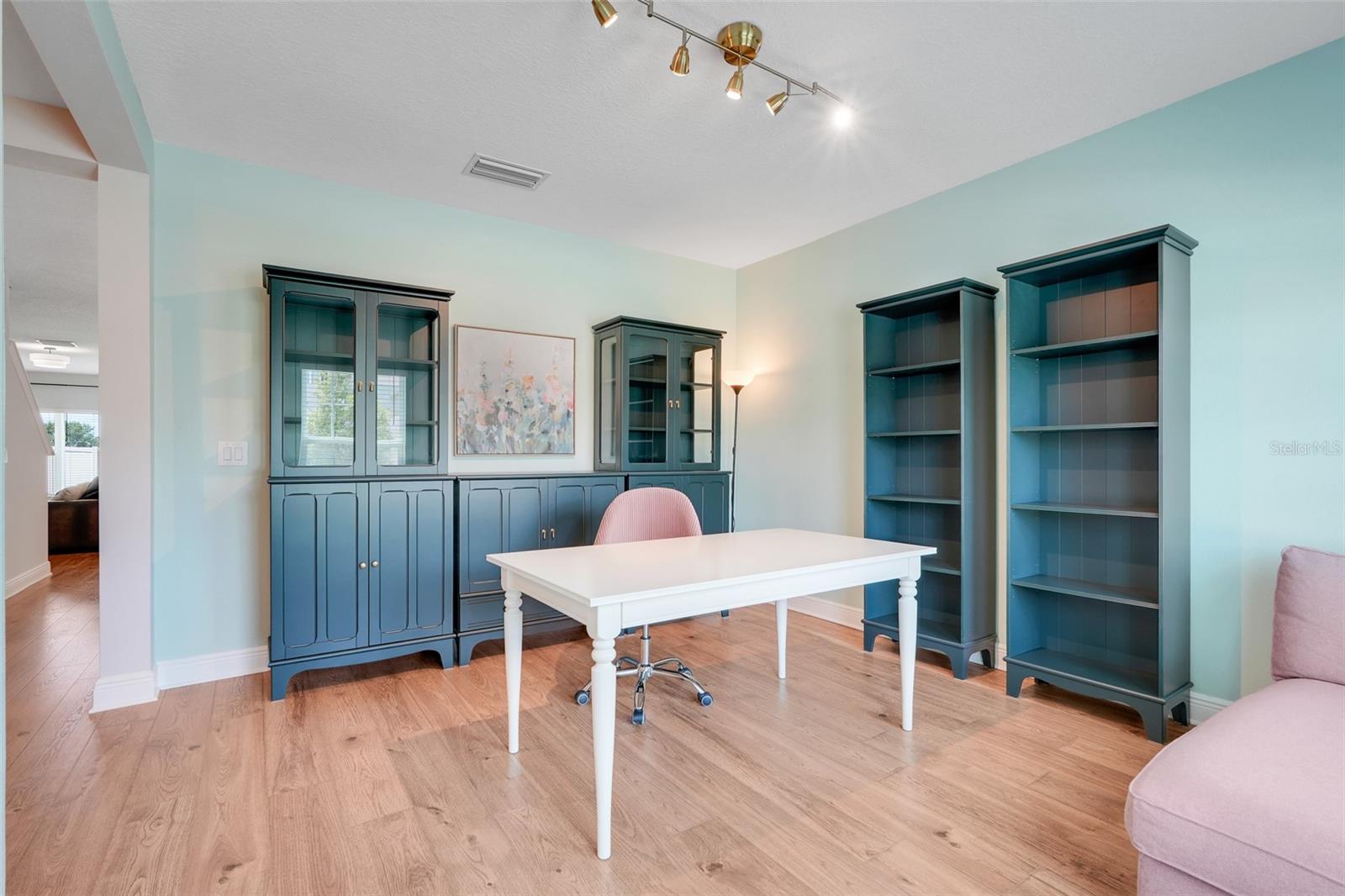 Image 11 of 47 For 678 Blackstone Street