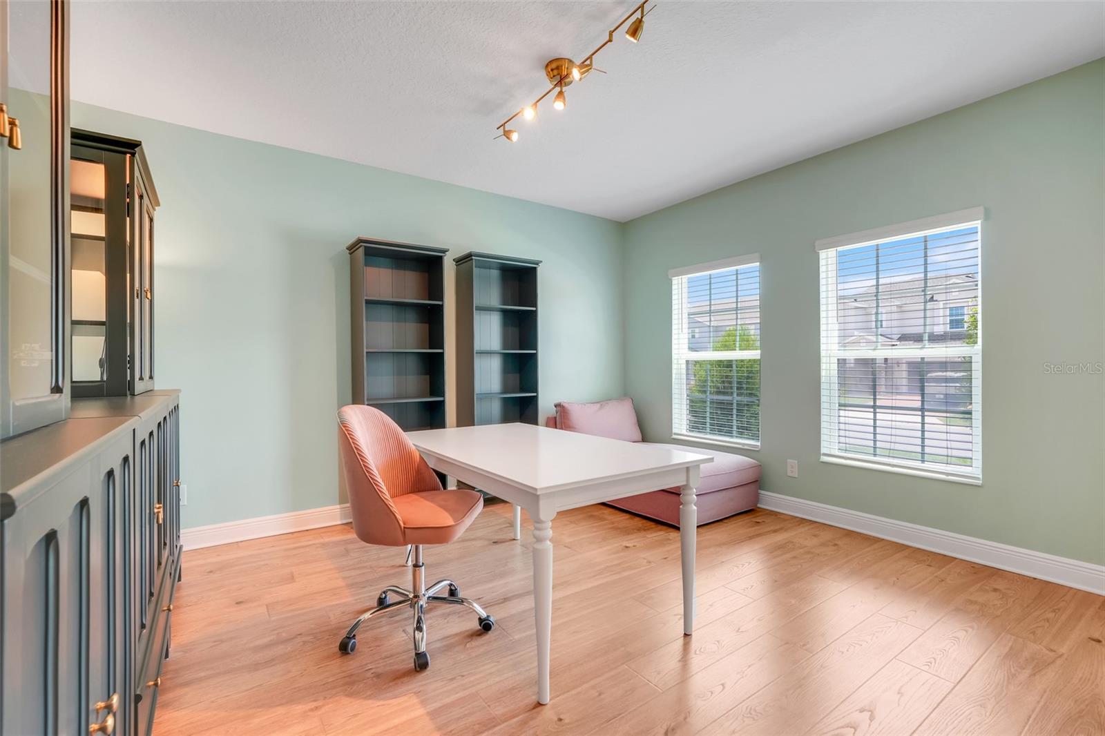 Image 9 of 47 For 678 Blackstone Street