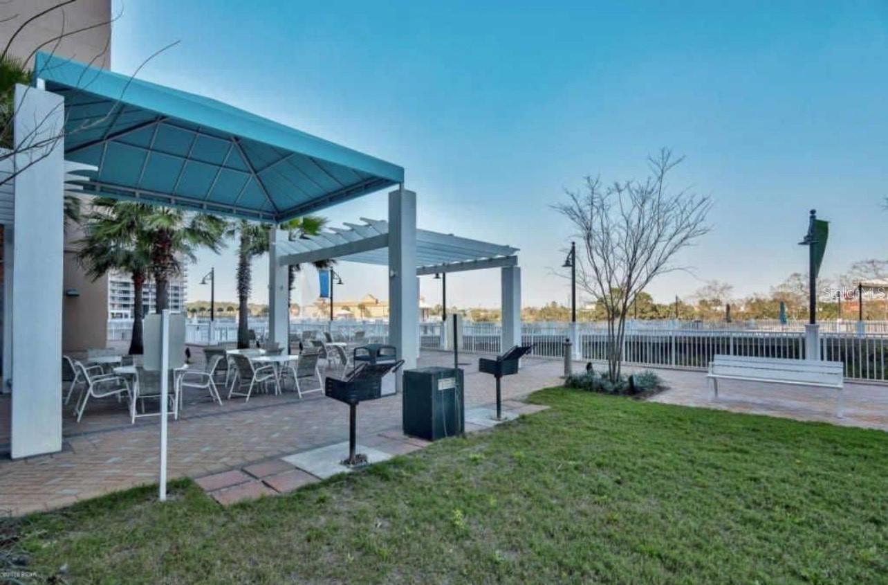 Image 21 of 51 For 9860 Thomas Drive 923
