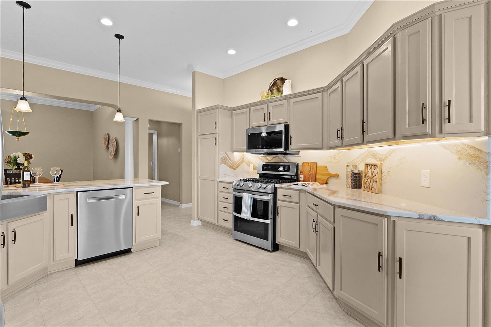 Listing photo id 12 for 1348 Patrick Place