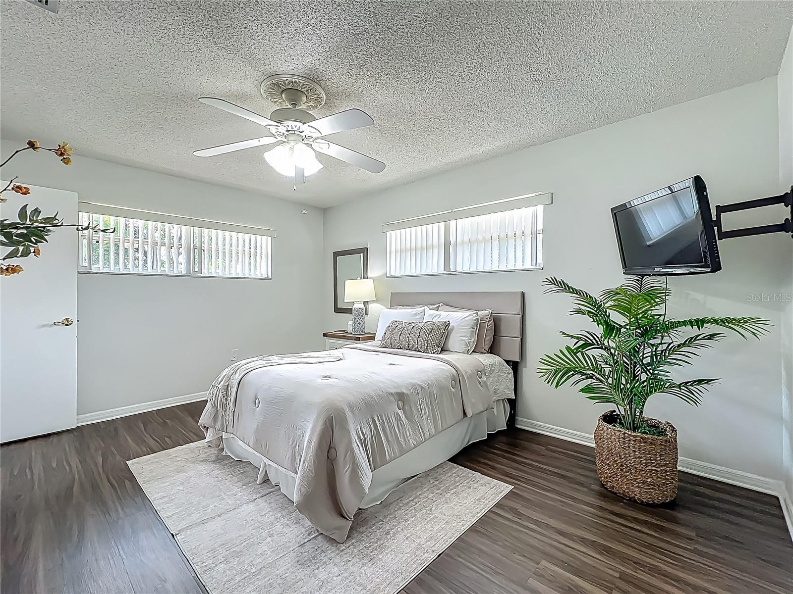 Image 26 of 57 For 670 Oleander Street