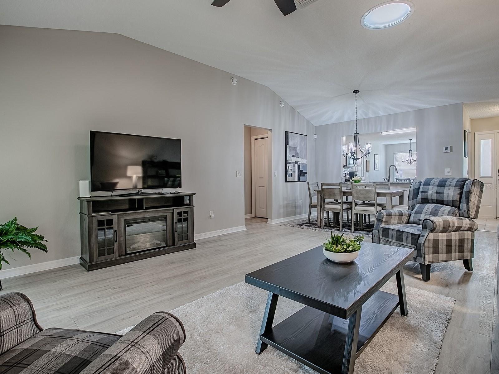 Listing photo id 9 for 3432 Fairfield Street