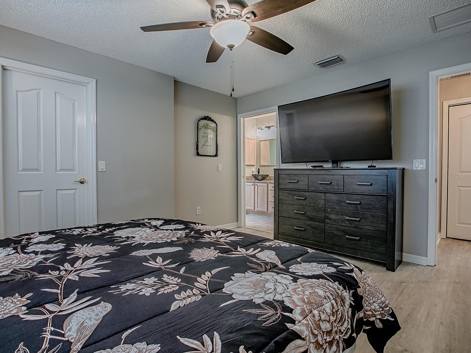 Listing photo id 12 for 3432 Fairfield Street