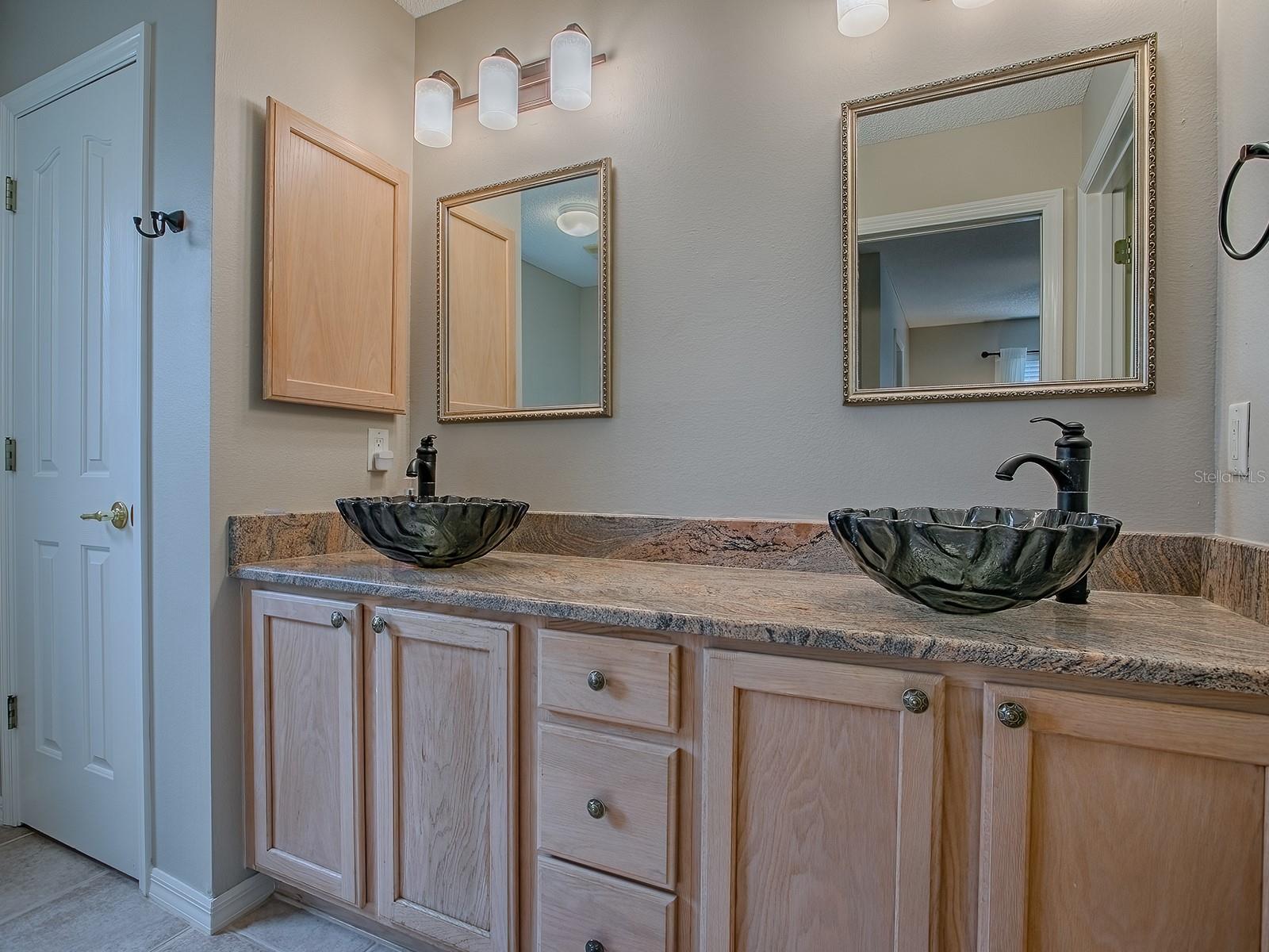 Listing photo id 13 for 3432 Fairfield Street