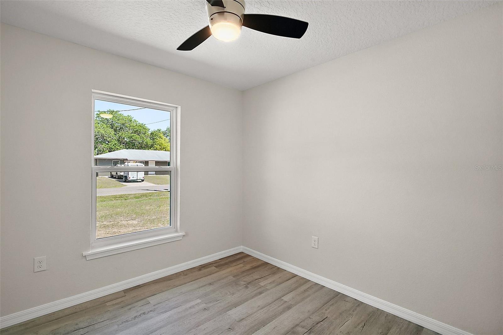 Image 12 of 24 For 525 Oak Drive
