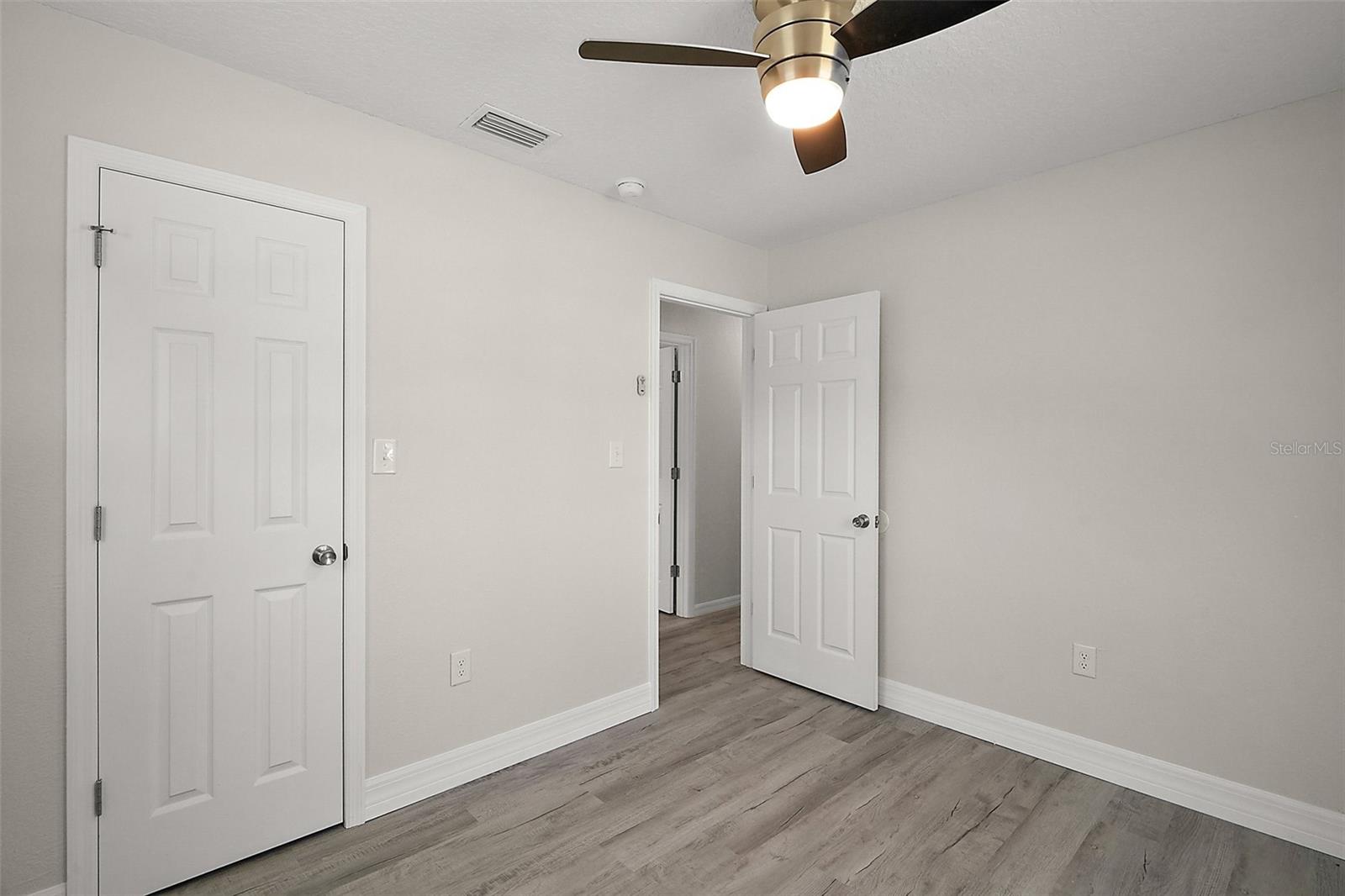 Image 15 of 24 For 525 Oak Drive