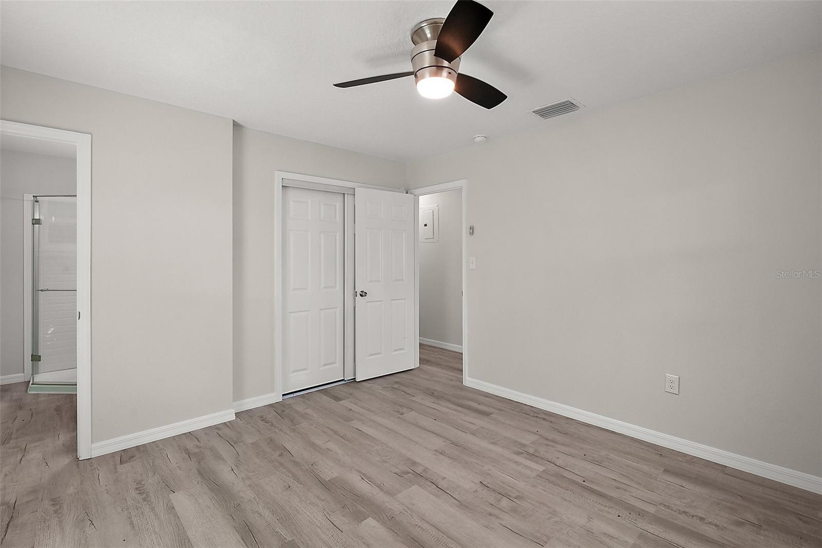 Image 17 of 24 For 525 Oak Drive